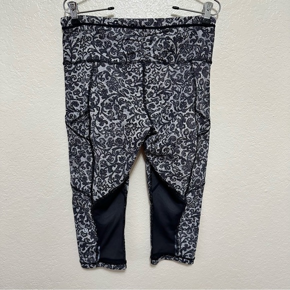 Lululemon Outrun 17" Crop lace leggings size 8 - Picture 9 of 9